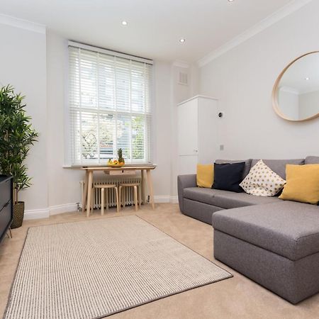 Caledonian · Bright One-Bedroom Apartment with Private Decked Garden Londen Buitenkant foto