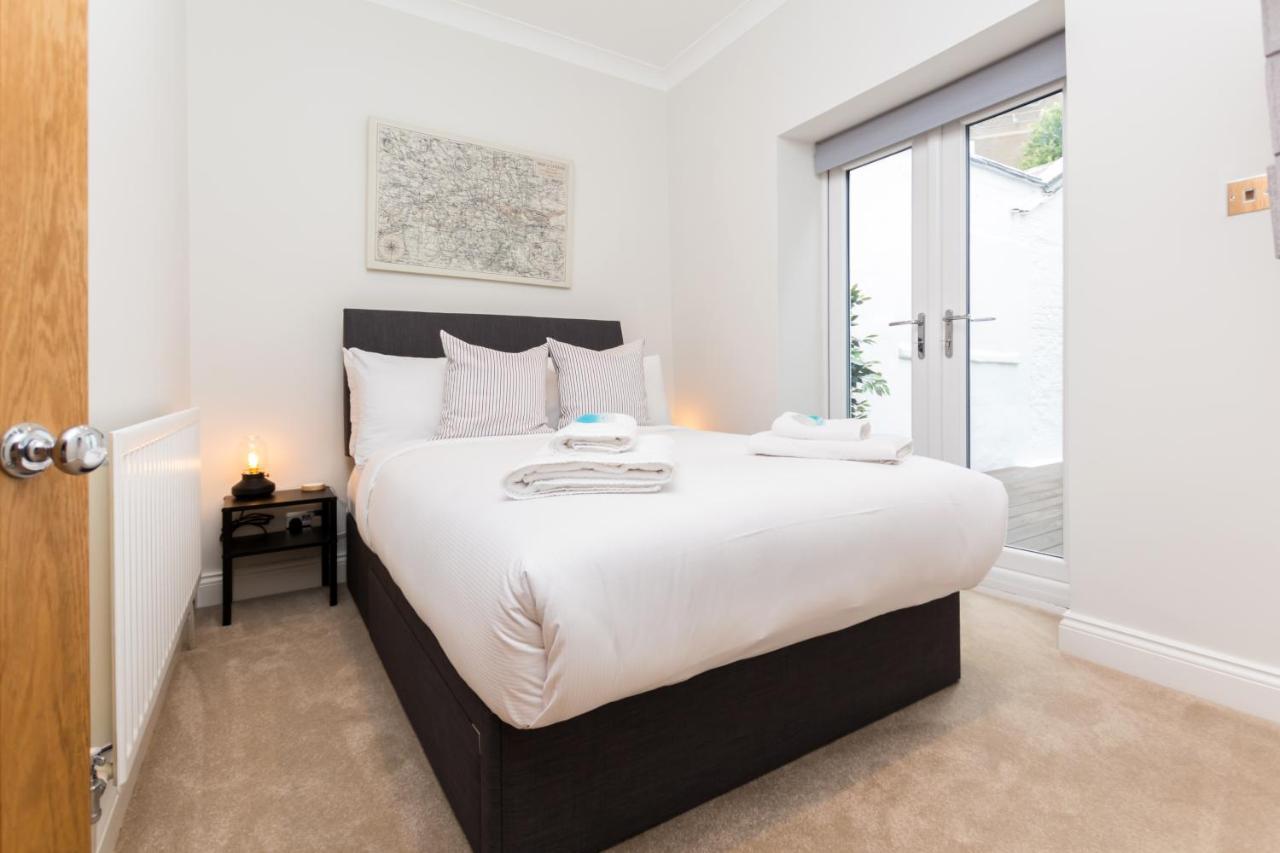 Caledonian · Bright One-Bedroom Apartment with Private Decked Garden Londen Buitenkant foto