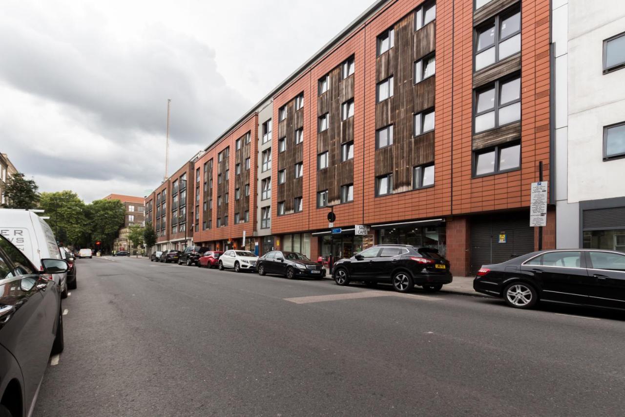 Caledonian · Bright One-Bedroom Apartment with Private Decked Garden Londen Buitenkant foto