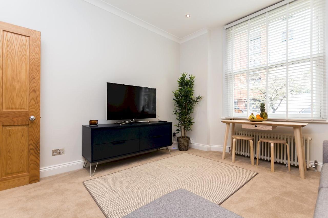 Caledonian · Bright One-Bedroom Apartment with Private Decked Garden Londen Buitenkant foto